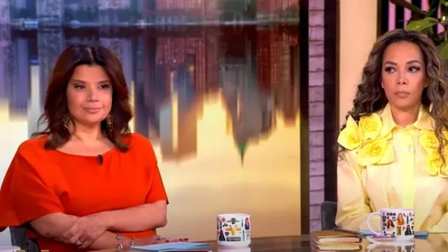 Robe midi froncée Staud Amelie portée par Ana Navarro vue dans The View le 24 mars 2025