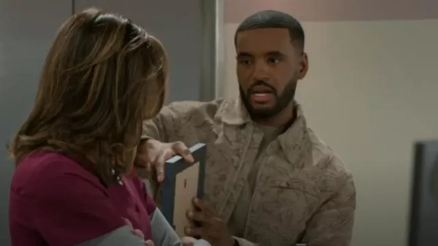 Chaqueta de estampado abstracto de Zara usada por Andre Richardson (Sean Freeman) como se ve en Beyond the Gates (T01E13)