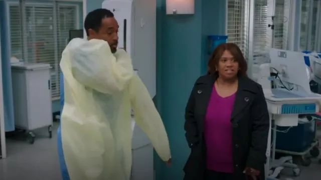 London Fog Trench-coat à simple boutonnage à double revers ceinturé sur le devant porté par Miranda Bailey (Chandra Wilson) comme on le voit dans Grey’s Anatomy (S21E07)