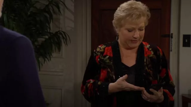 Johnny Was Abrigo kimono de terciopelo en Rosana usado por Traci Abbott (Beth Maitland) como se ve en The Young and the Restless el 14 de marzo de 2025