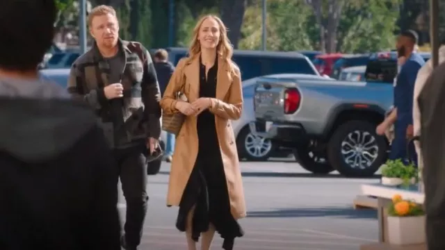Balenciaga Signature East-West Shopper Tote Allover Logo BB Monogram Coated Canvas Large usado por Teddy Altman (Kim Raver) como se ve en Grey's Anatomy (S21E11)