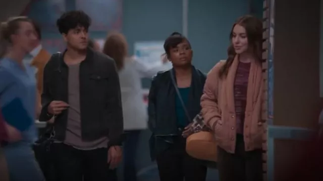 Veste Zara Navy en similicuir drapé sur le devant portée par Simone Griffith (Alexis Floyd) comme on le voit dans Grey’s Anatomy (S21E11)