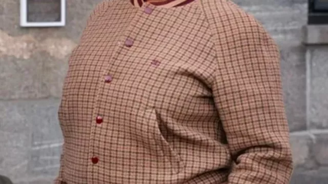 Checked Jacket of Robyn McCall (Queen Latifah) in The Equalizer (S05)