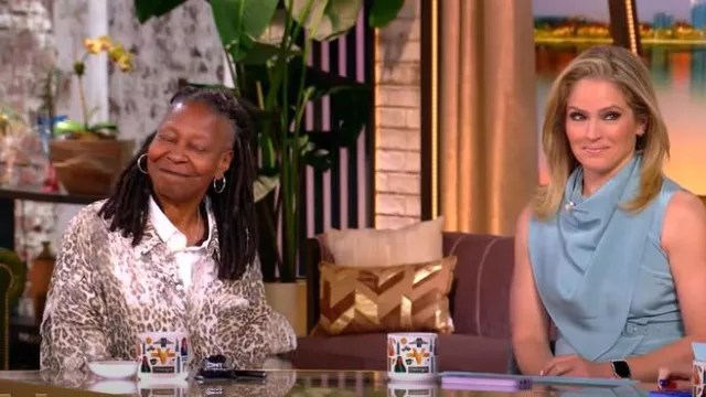 R13 Chemise boutonnée à col tombant et col léopard portée par Whoopi Goldberg, comme on le voit dans The View le 25 mars 2025