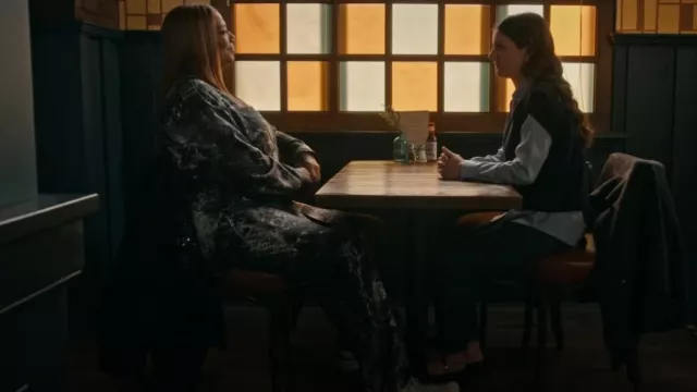 Pantalon Alexander McQueen à imprimé abstrait porté par Robyn McCall (Queen Latifah) comme on le voit dans The Equalizer (S05E12)