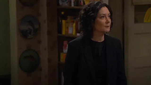 Blazer Theory Carissa porté par Darlene Conner (Sara Gilbert) comme on le voit dans The Conners (S07E01)
