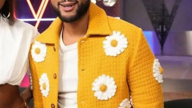 Chaqueta de flores con apliques de margaritas amarillas de John Legend en La Voz S27