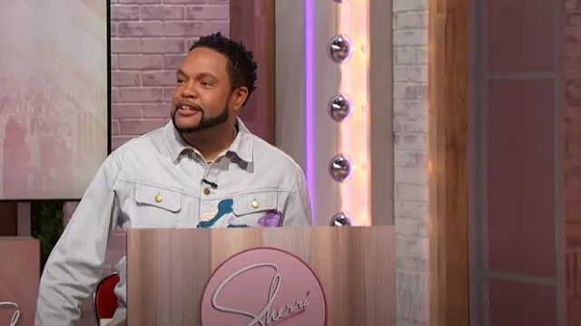 Veste en jean brodée KidSuper Face portée par Jawn Murray comme on le voit à Sherri le 26 mars 2025