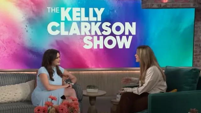 Acne Studios Dopaga Robe drapée en jersey de crêpe portée par Barbie Ferreira telle qu’elle a été vue dans le spectacle Kelly Clarkson le 24 mars 2025