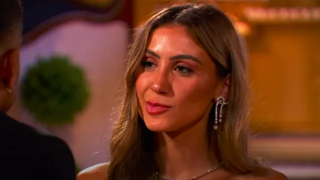 Boucles d’oreilles pendantes Swarovski Matrix plaquées rhodium portées par Juliana Pasquarosa comme on le voit dans The Bachelor (S29E05)