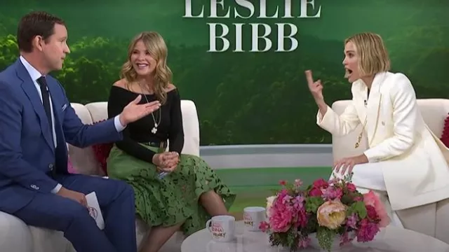 Chloe Le collier pendentif Chloé Shells porté par Leslie Bibb comme on le voit dans Today with Jenna & Friends le 27 mars 2025