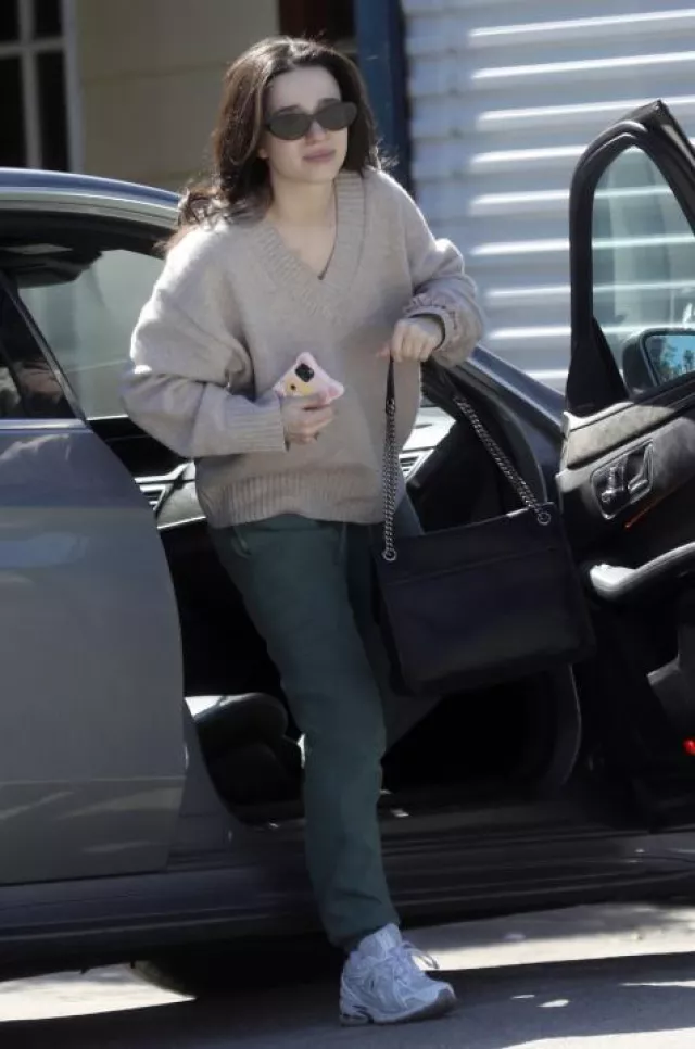 Sac Saint Laurent Niki Medium en cuir d’agneau grainé porté par Mikey Madison à Studio City le 4 mars 2025
