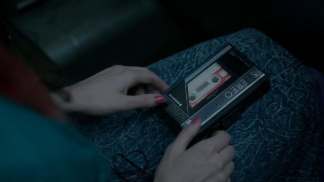 The cassette player Sanyo in The Americans S04E02