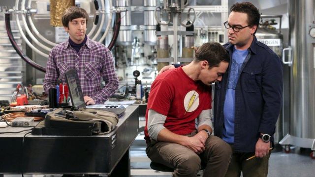 The red t-shirt The Flash Sheldon Cooper (Jim Parsons) in The Big Bang Theory S10E03