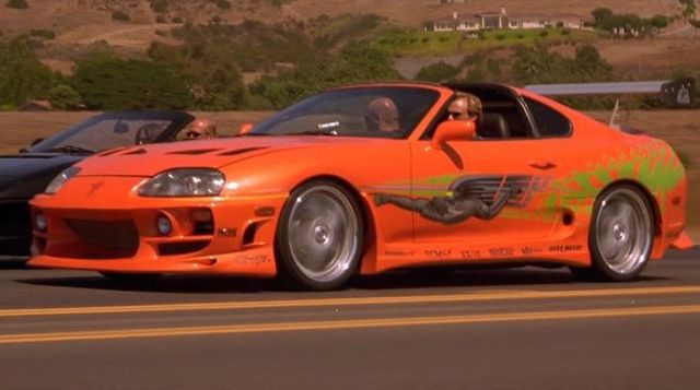 Toyota Supra Turbo supercar en orange piloté par le Cerveau O'Conner (Paul Walker) comme on le voit dans le Rapide et Le Furieux