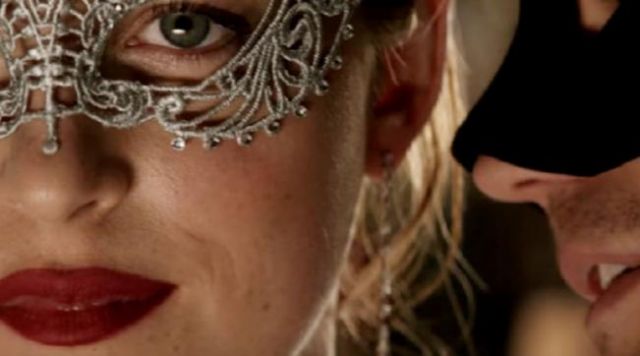 le gloss d'Anastasia Steele ( Dakota Johnson ) pour la scène du baiser dans 50 nuances plus sombres