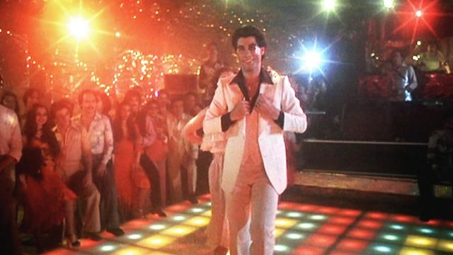 Le smoking blanc de Tony Manero (John Travolta) dans La Fièvre du samedi soir
