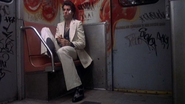 Le complet blanc de Tony Manero (John Travolta) dans La Fièvre du samedi soir