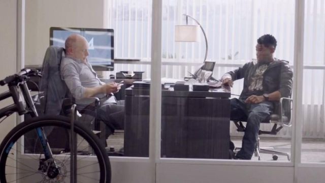 The table lamp Lite Source Joe (Rob Corddry) in Ballers