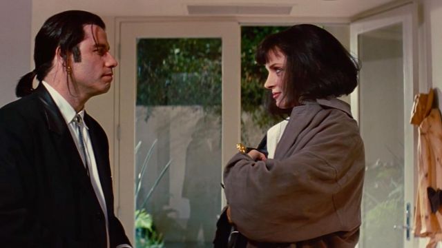 Le trench coat gris de Mia Wallace (Uma Thurman) dans Pulp Fiction