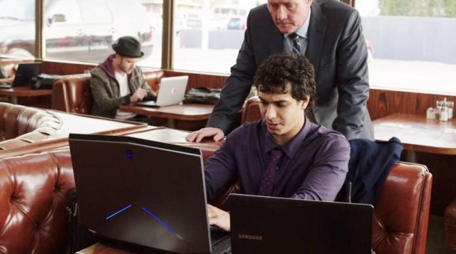 L'ordinateur portable Samsung Serie 9 de Walter (Elyes Gabel) dans Scorpion