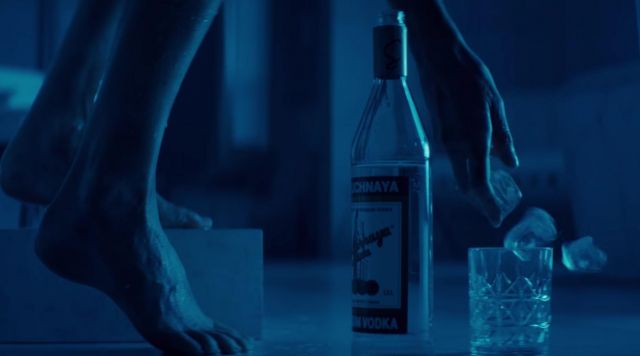 La bouteille de Vodka Stolichnaya de Lorraine Broughton (Charlize Theron) dans Atomic Blonde