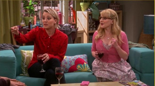 La chemise rouge à motif coeur Rails de Penny (Ka­ley Cuoco) dans The Big bang theory S09E03