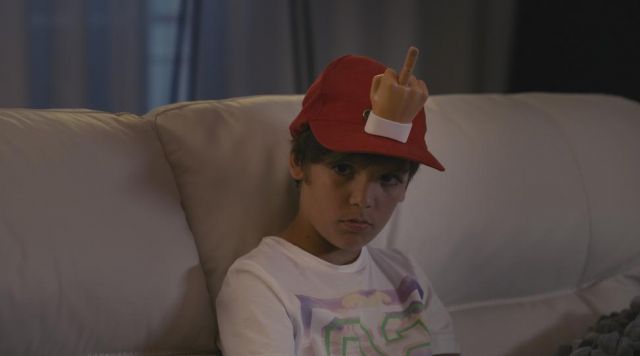 La casquette doigt d'honneur (fuck) de Remi Schaudel (Enzo Tomasini) dans Babysitting