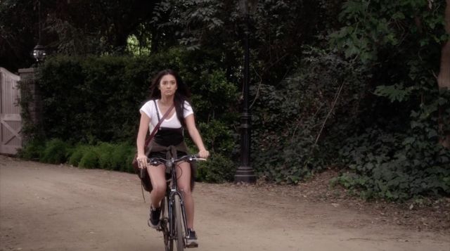 The Nike Air Max 1, Emily Fields (Shay Mitchell) in Pretty Little Liars S06E06