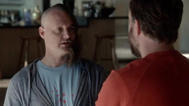 Le T-shirt bleu ballons rouges de Phil Mil­ler (Will Forte) dans Last Man On Earth S02E16