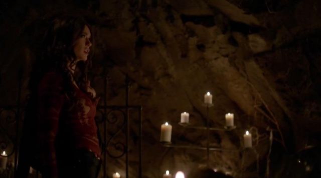Le haut rouge dentelle de Katherine Pierce (Nina Dobrev) dans Vampire Diaries S08E16