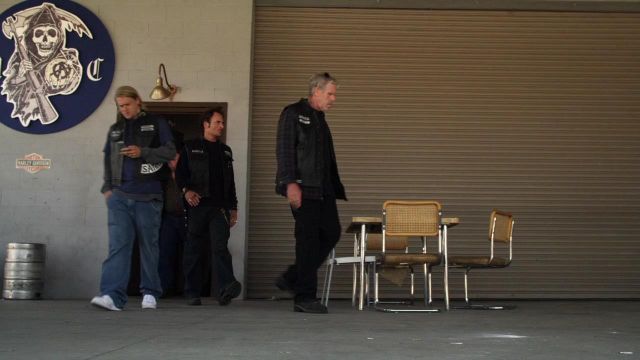 La paire de Nike Air Force One low blanches portée par Jax Teller (Charlie Hunman) dans Sons of Anarchy S01E07