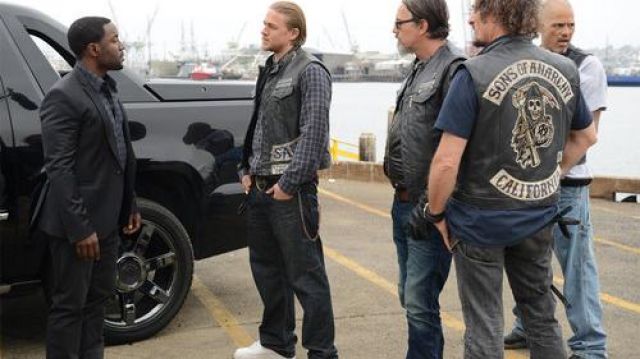 The pair of Nike Air Force One white worn by Jax teller (Charlie Hunman) in Sons of Anarchy S07E03