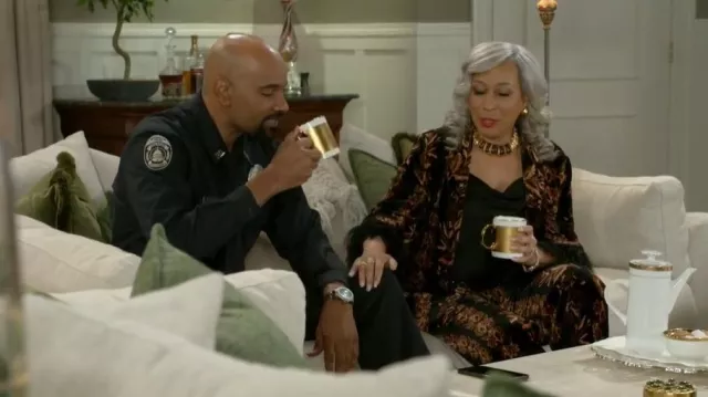 Cara Cara Venezia Veste en sergé de soie mélangée florale portée par Anita Dupree (Tamara Tunie) comme on le voit dans Beyond the Gates (S01E18)