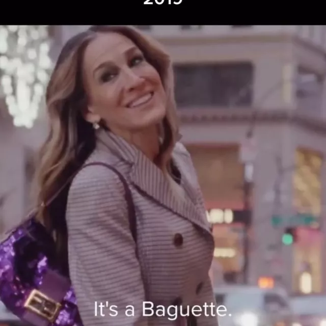Sac à main en cuir Fendi Baguette 1997 Re-Edition violet utilisé par Sarah Jessica Parker sur le compte Instagram @fashiontomax