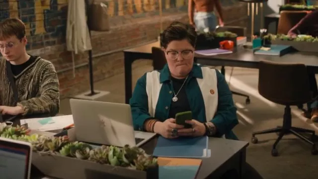 Dickies Westover Retro Striped Shirt En Bleu porté par Robyn (Tricia Black) comme on le voit dans Small Achievable Goals (S01E03)