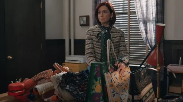 Kate Spade Manhattan Orchid Bloom Canvas Over The Shoulder Tote porté par Elsbeth Tascioni (Carrie Preston) comme on le voit dans Elsbeth (S02E16)