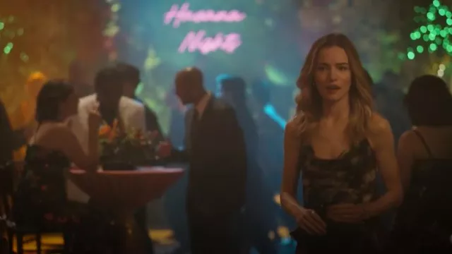 Topshop Vestido largo cami slip con cuello de campana usado por Danielle Simms (Willa Fitzgerald) como se ve en PULSE (S01E03)