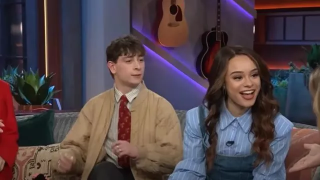 Chaqueta Rains Banja Liner usada por Louis McCartney como se ve en The Kelly Clarkson Show el 2 de abril de 2025