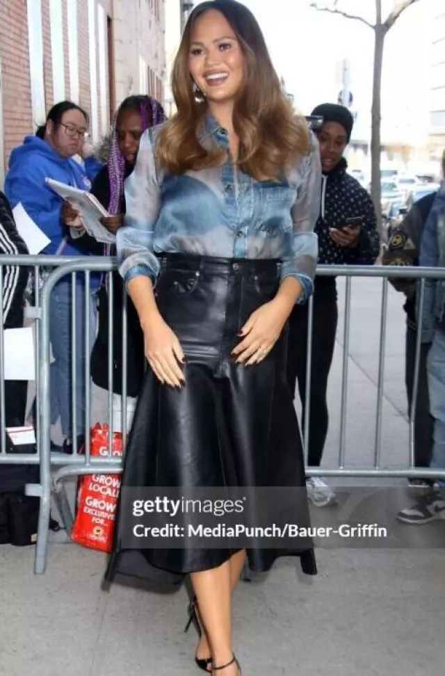 Chemise Haikure Ronda portée par Chrissy Teigen à son arrivée au spectacle Drew Berrymore le 12 mars 2025