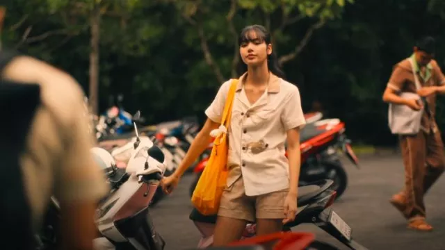 Tombolo Monkey Business Button Up Shirt In Vanilla worn by Mook (Lisa) as seen in The White Lotus (S03E08)