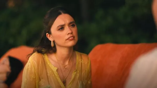 Colgante Luna Flo London Stay Gold usado por Chelsea (Aimee Lou Wood) como se ve en The White Lotus (T03E08)