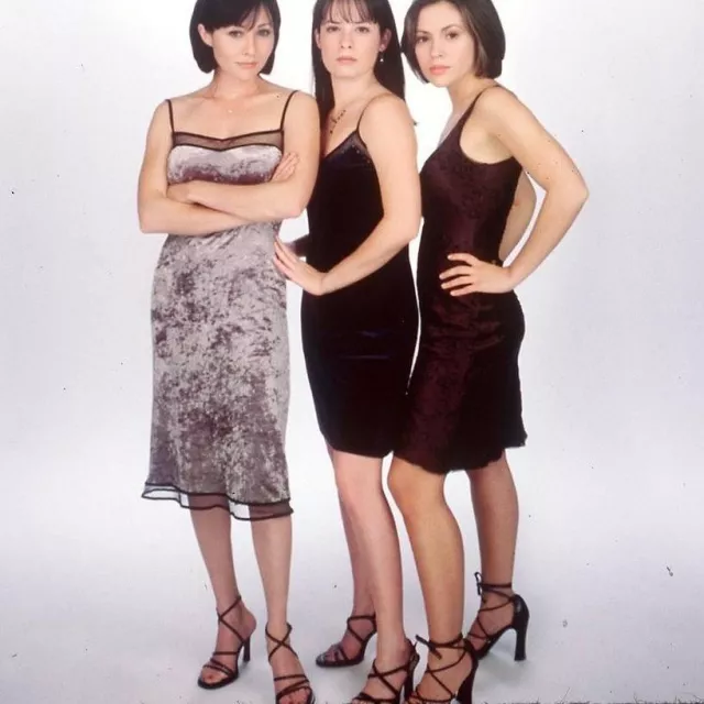 Sandales à talons asymétriques à bout carré noir portées par Shannen Doherty pour la promo de la saison 1 de Charmed