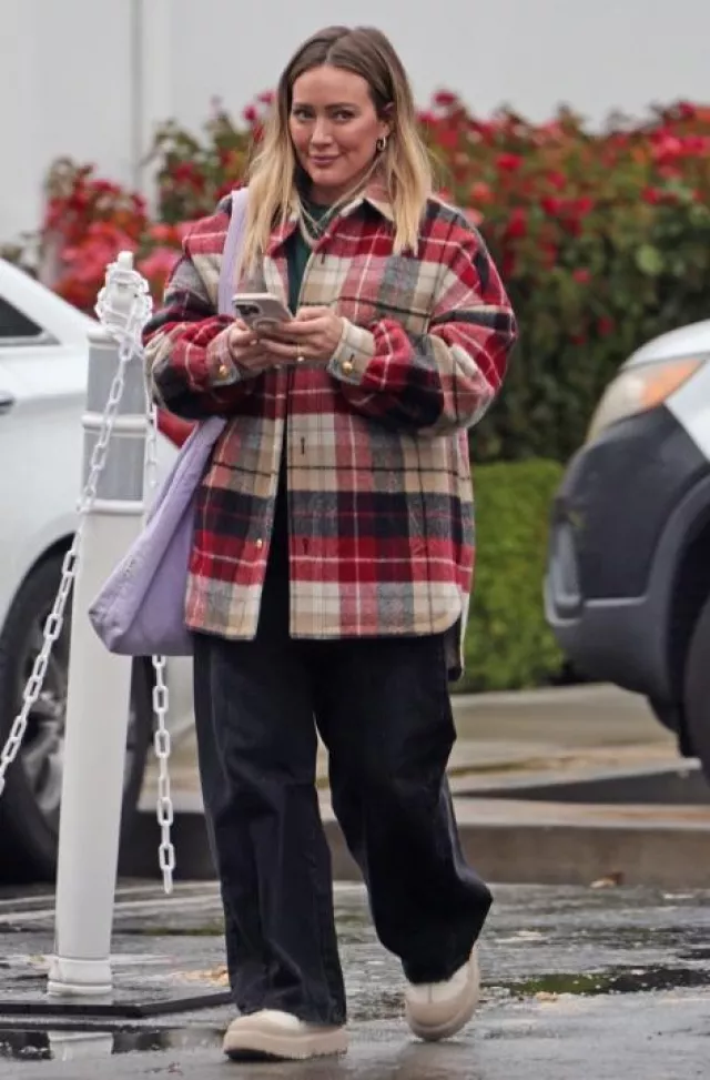 Ugg Tasman Weather Hybrid usado por Hilary Duff en Los Ángeles el 14 de marzo de 2025