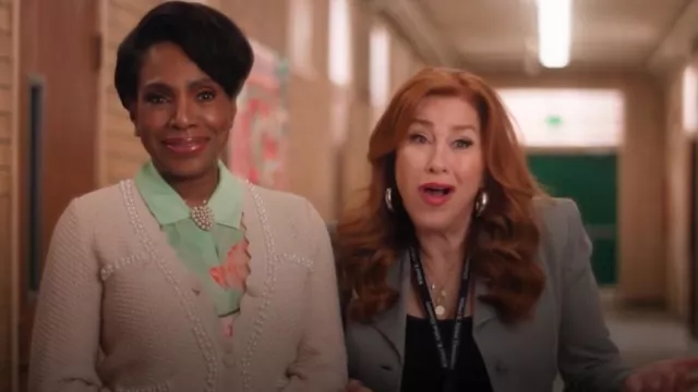 Cardigan embelli de fausses perles Aqua porté par Barbara Howard (Sheryl Lee Ralph) tel qu’on le voit à l’école primaire Abbott (S04E21)