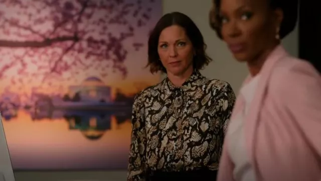 Argent Slim Blouse In Matte-Side Silk Charmeuse worn by Margaret Reed (Kelli Williams) as seen in Found (S02E16)