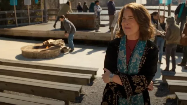 Johnny Was Plus Nyomi Velvet Kimono Coat usado por Robin Weigert como se ve en Will Trent (T03E13)