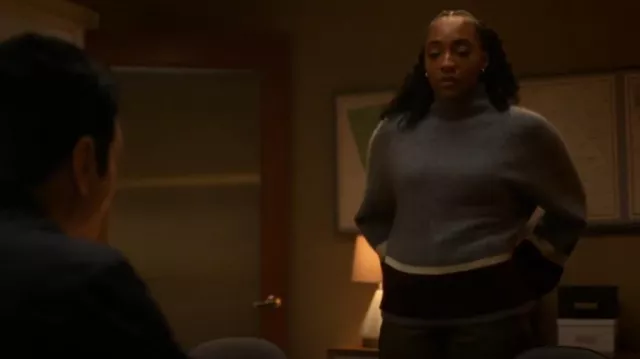Me + Em Pull rayé en cachemire brossé porté par Faith Mitchell (Iantha Richardson) comme on le voit dans Will Trent (S03E13)