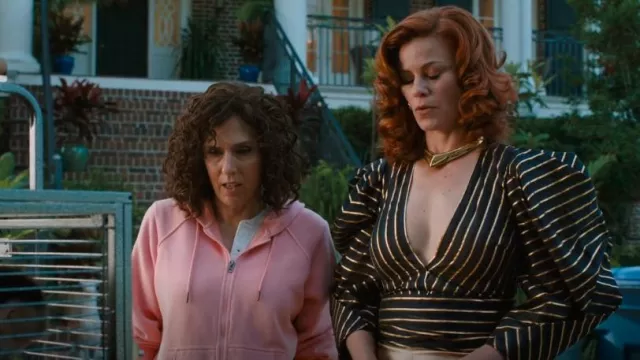 Alexandre Vauthier Top con lazo en la cintura con mangas abullonadas a rayas metálicas usado por Amber Gemstone (Cassidy Freeman) como se ve en The Righteous Gemstones (S04E05)
