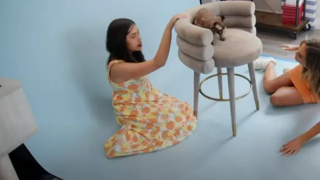 Robe à imprimé chat et Jack Orange Lemon portée par Eloise Richards comme on le voit dans Denise Richards et ses choses sauvages (S01E08)